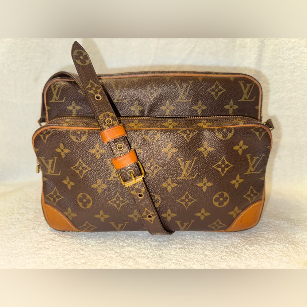 Louis Vuitton Vintage Monogram Nile Shoulder bag. Unisex.